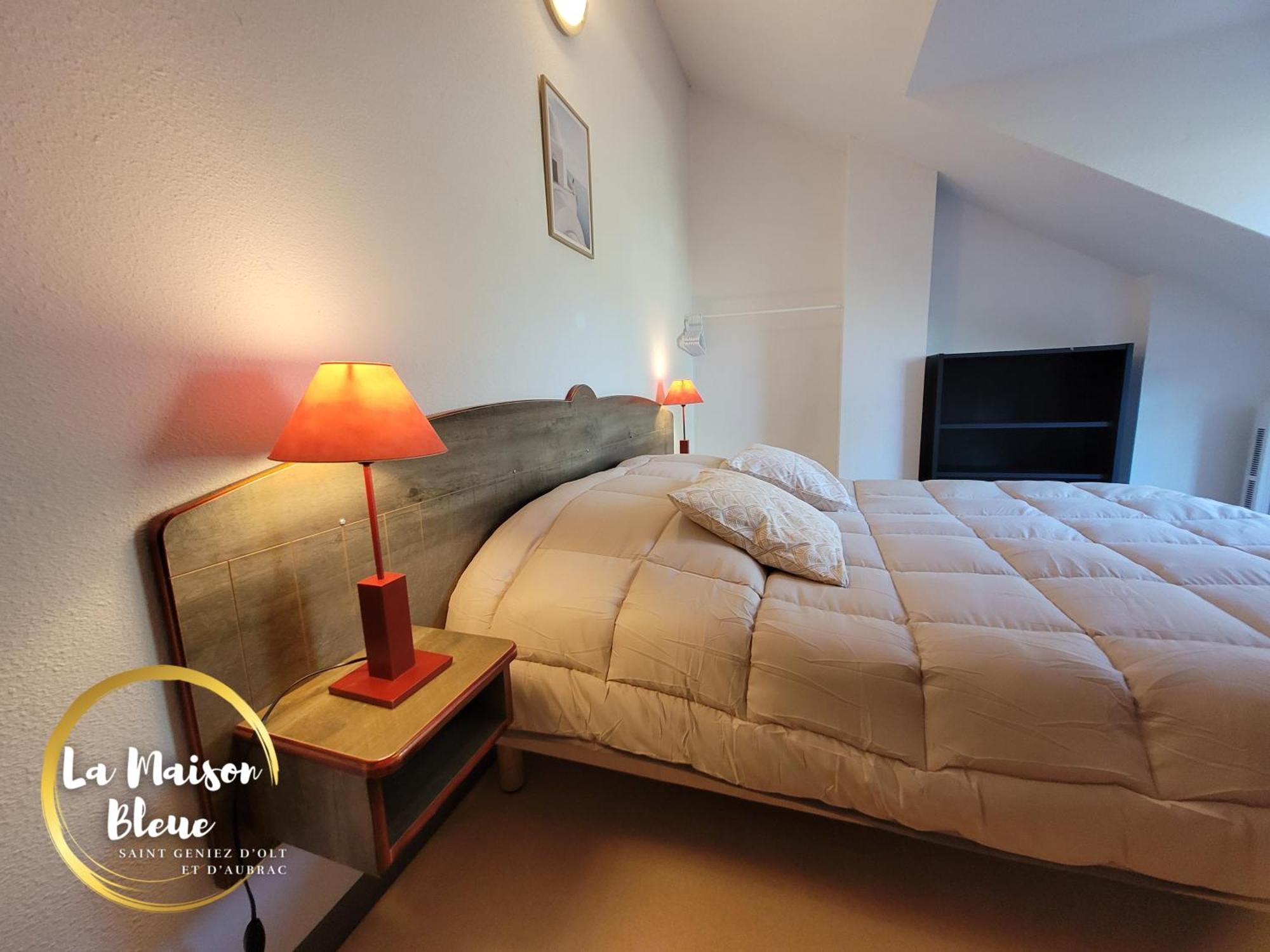 La Maison Bleue, Village Vacances, Piscine, Parking Saint-Geniez-dʼOlt Dış mekan fotoğraf