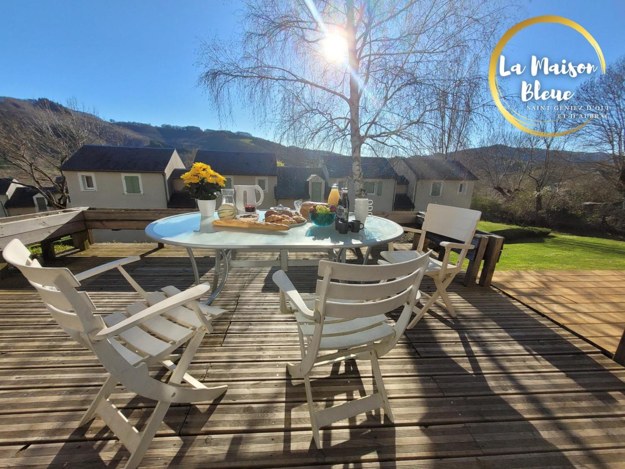 La Maison Bleue, Village Vacances, Piscine, Parking Saint-Geniez-dʼOlt Dış mekan fotoğraf